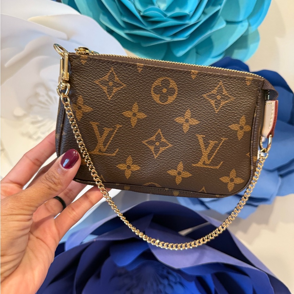 ⭕️SOLD⭕️Louis Vuitton Gold and Brown Monogram Wristlet - Picture 5 of 15